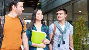 estudantes saindo da faculdade