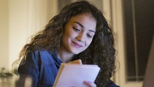 estudante aprendendo encontro vocálico