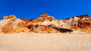 Praia branca e falésia ao fundo