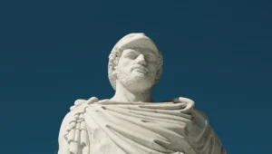 Estátua grega de Péricles sob fundo azul