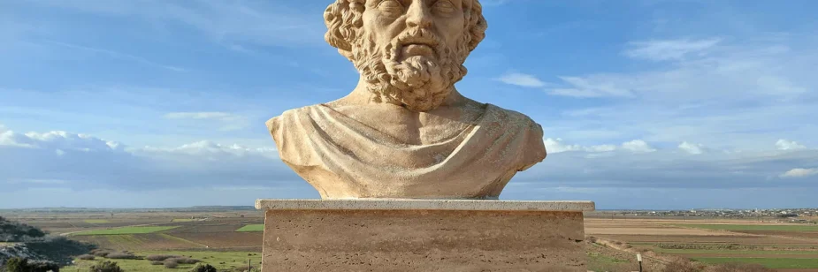 Estatua de Homero com placa
