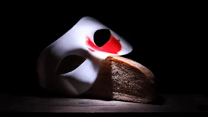 Máscara de teatro e pão