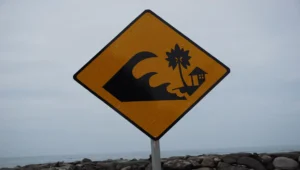 Placa com aviso de tsunami em praia