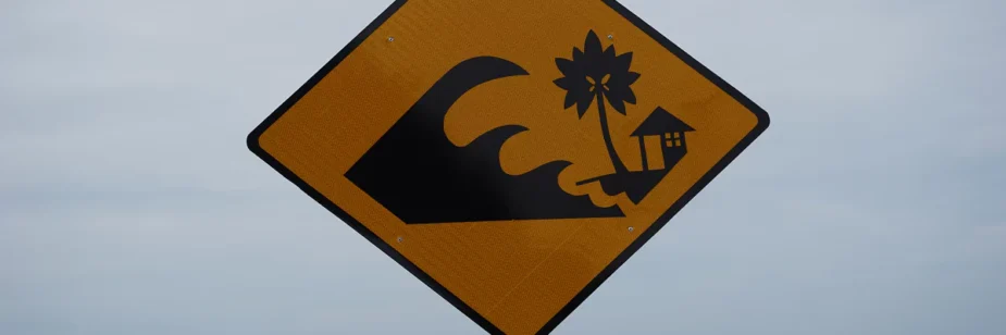 Placa com aviso de tsunami em praia