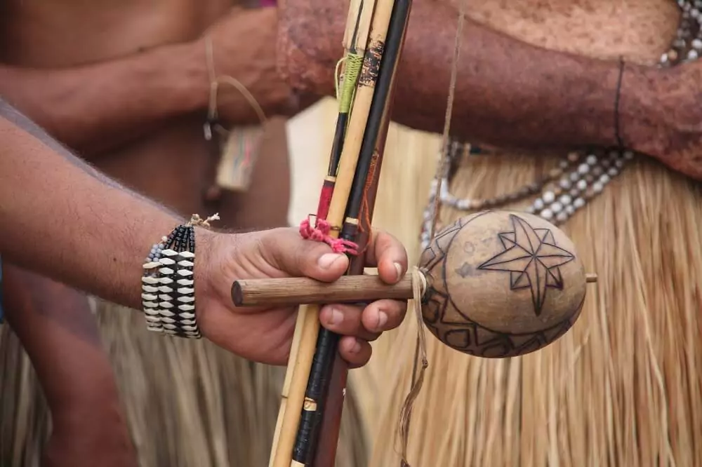 Cerimônia indígena com instrumento