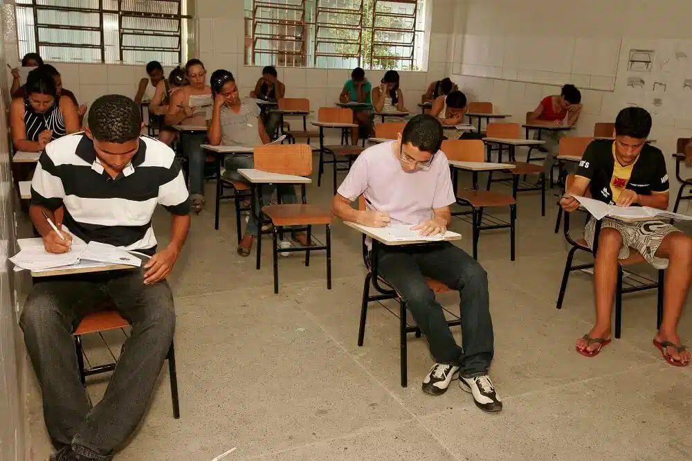 Estudantes fazendo Enem em sala de aula