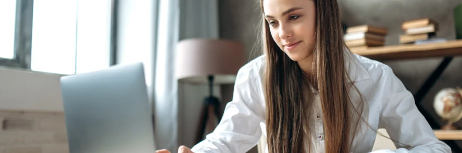 Moça estudando com laptop