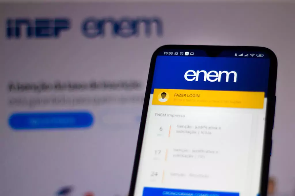Celular com tela do Enem de login amarelo