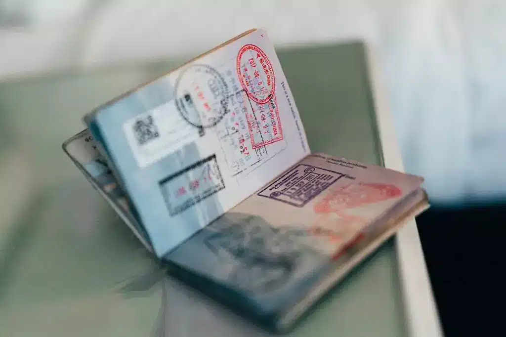 Passaporte aberto mostrando vistos
